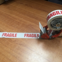 Scotch en rouleau imprimé ''FRAGILE