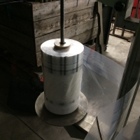 bobine de sac pré-découpé installé sur la machine - Sac automatique en rouleau pré-découpé